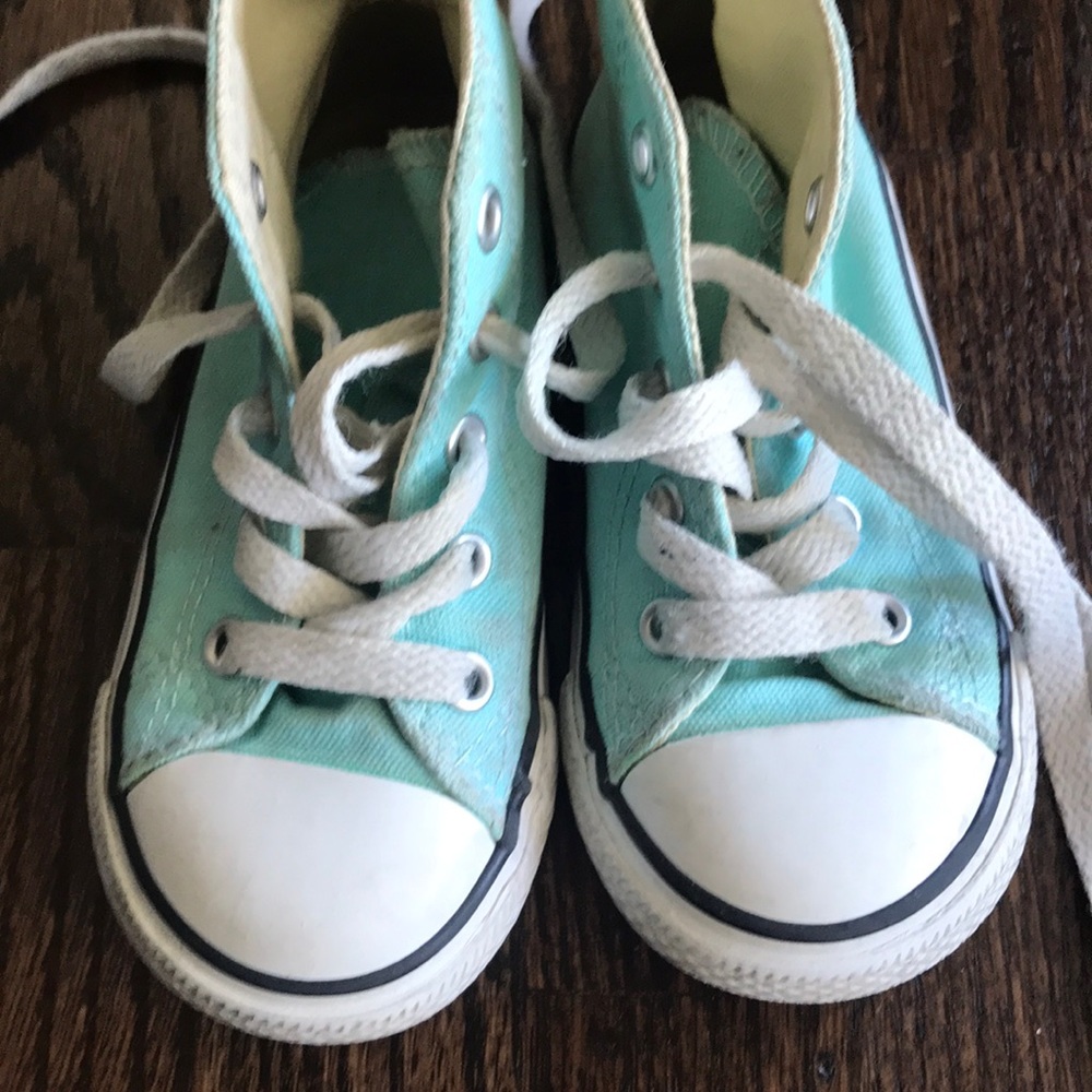 Toddler size 7 high top converse. Turquoise